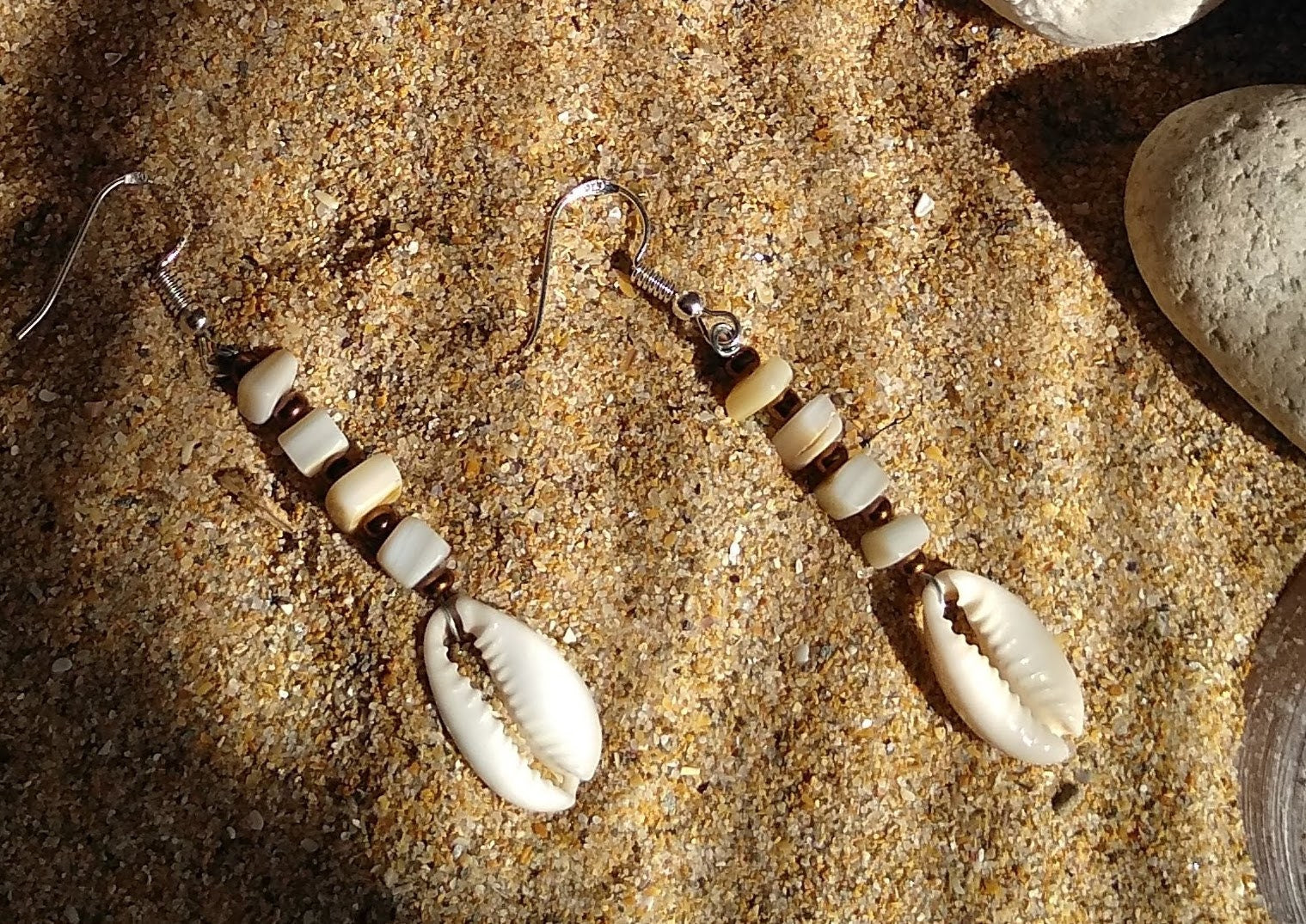 Pendientes con conchas marinas y nácar, pendientes de plata con caracolas marinas, pendientes de nácar y plata, pendientes conchas marinas