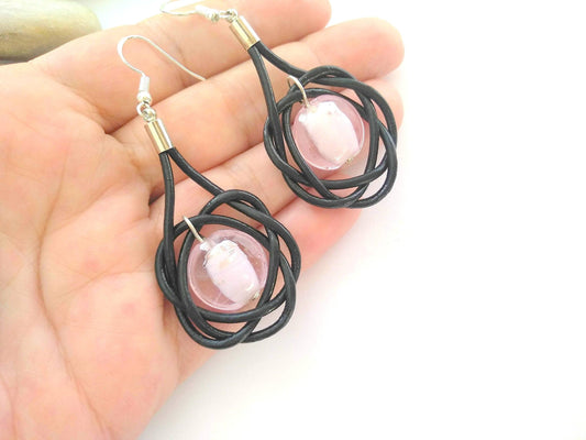 Pendientes de plata y cuero negro con cristal rosa