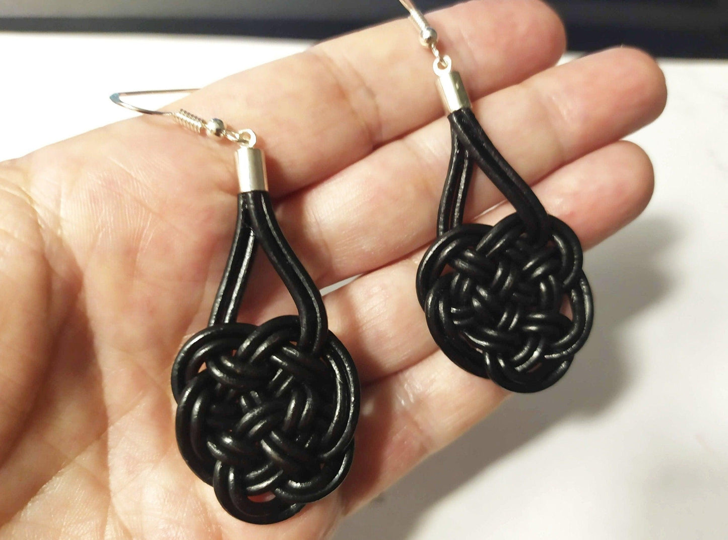 Pendientes cuero con nudo símbolo celta del amor eterno