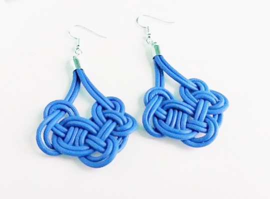 Pendientes cuero y acero con nudo marinero azul