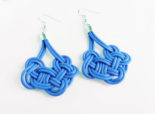 Pendientes cuero y acero con nudo marinero azul