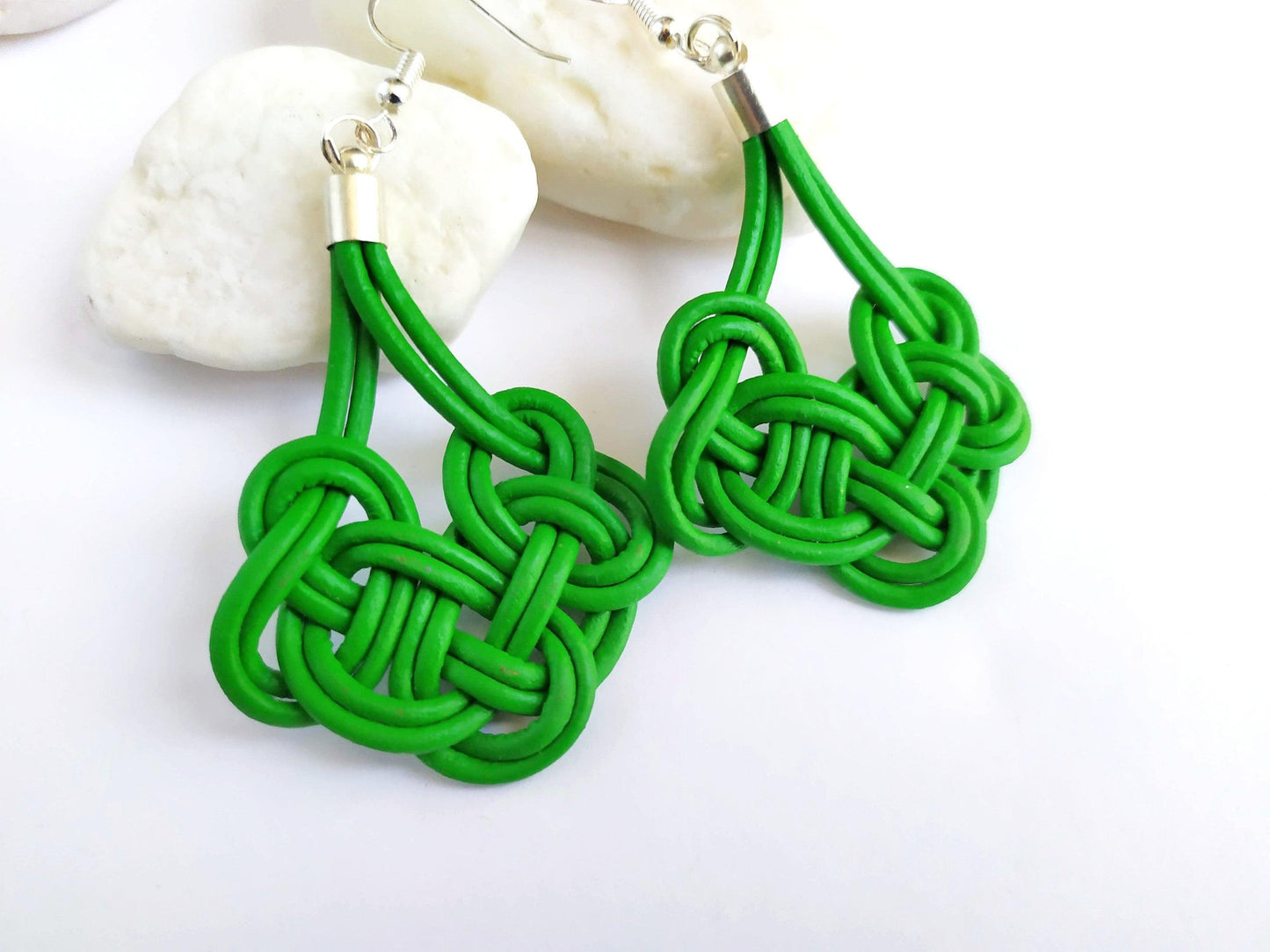 Pendientes cuero y plata con nudos celta irlandés.