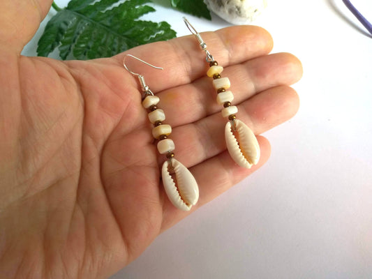 Pendientes con conchas marinas y nácar, pendientes de plata con caracolas marinas, pendientes de nácar y plata, pendientes conchas marinas