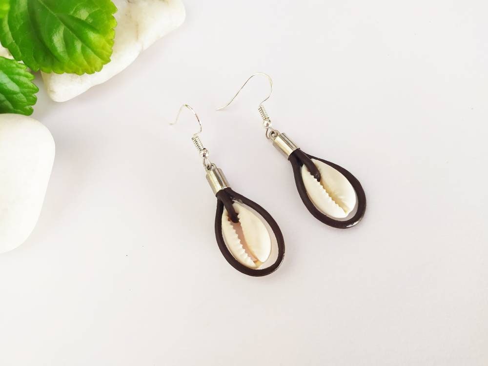 Pendientes de cuero estilo bobo con conchas marinas