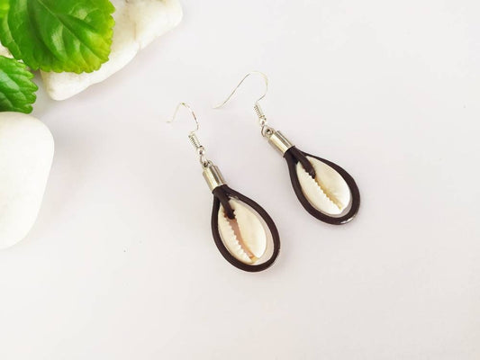 Pendientes de cuero estilo bobo con conchas marinas