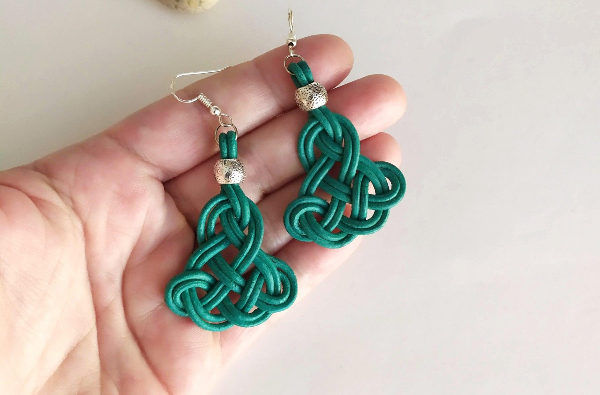 Pendientes de cuero largos con nudos celtas