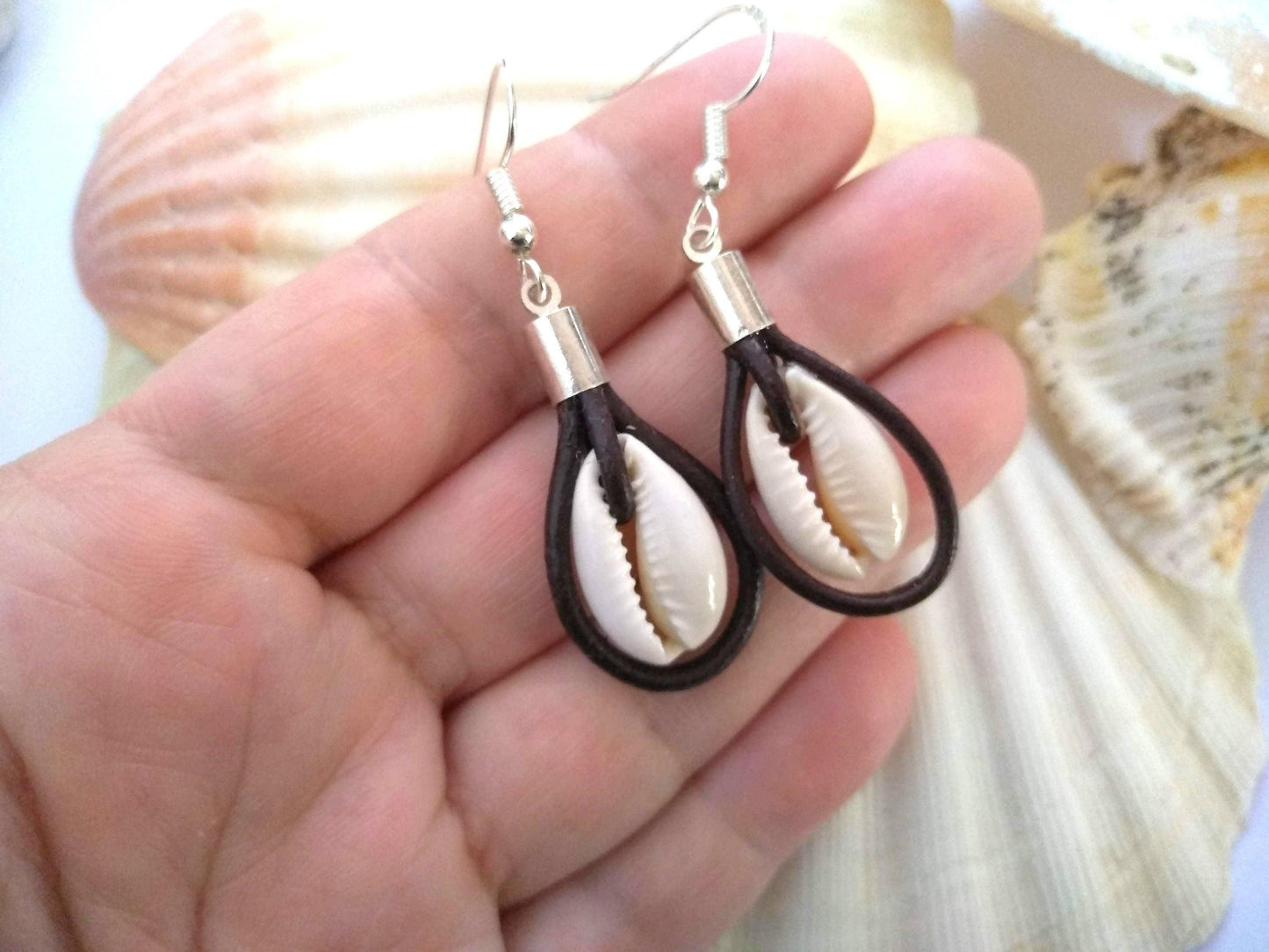 Pendientes de cuero marron y caracolas