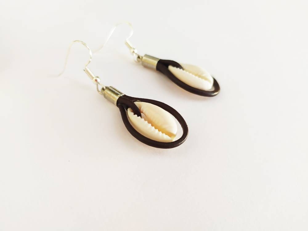 Pendientes con caracolas marinas y cuero marrón