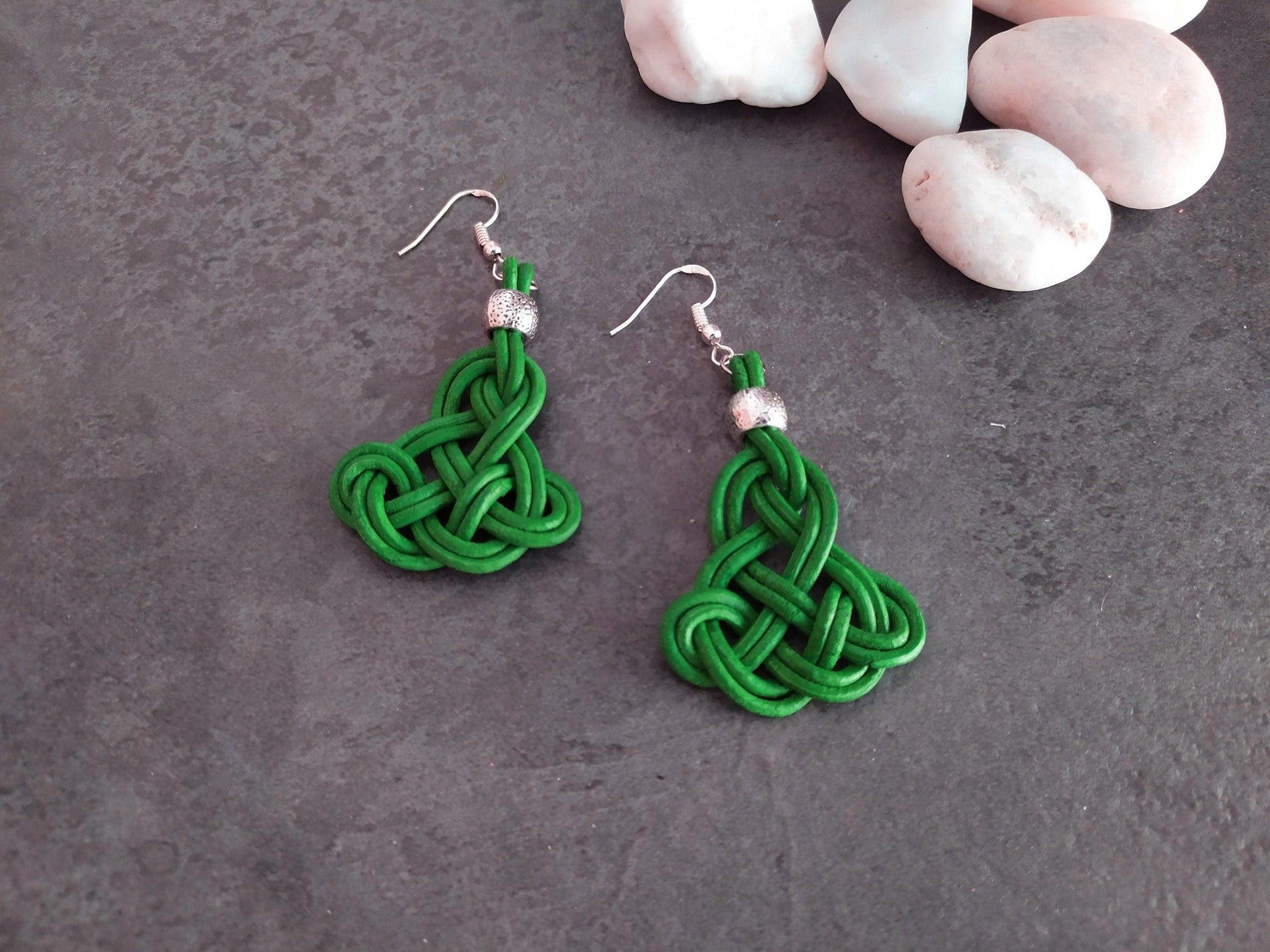 Pendientes de cuero con nudos celtas