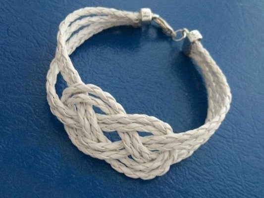 Pulsera blanca con nudo marinero infinito
