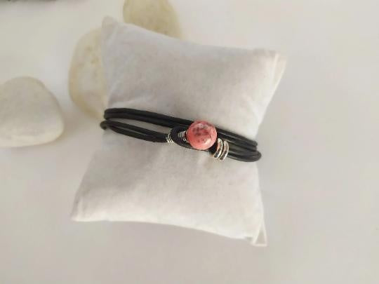 Pulsera cuero negro  y coral rojo