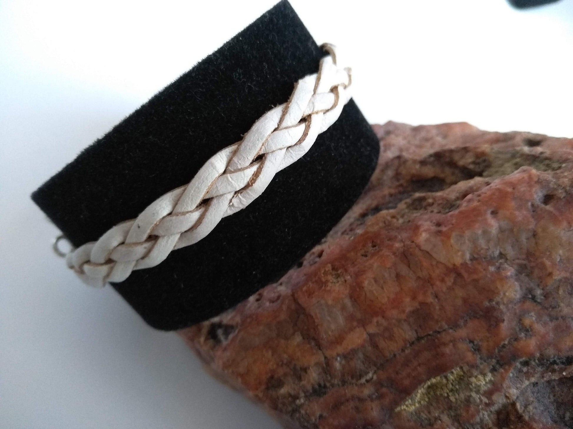 Pulsera de cuero crudo blanco con elefantes