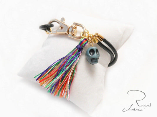 Pulsera de cuero negro con calavera con pompón multicolor