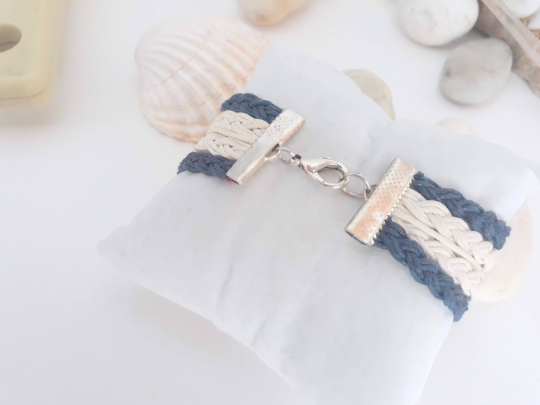 Pulsera estilo náutico en algodón azul y blanco con adorno de un timón. Raquel Jiménez  Artesanía