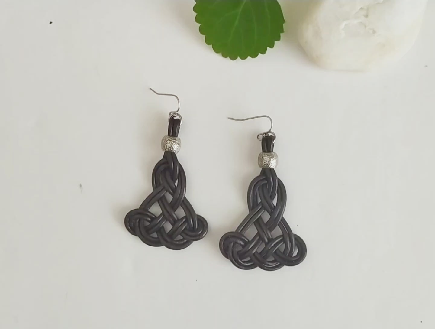 Pendientes de cuero nudo celta infinito. Raquel Jimenez  Artesanía