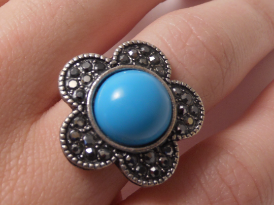 Anillo forma de margarita color azul turquesa. Raquel Jiménez Artesanía