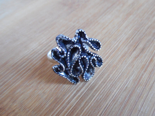 anillo plata y negro flor rizada