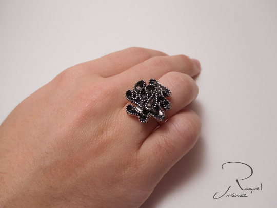 anillo plata y negro flor rizada