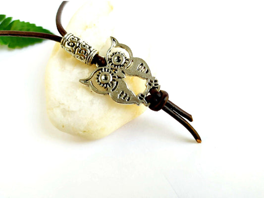 Collar de cuero con búho de la suerte.