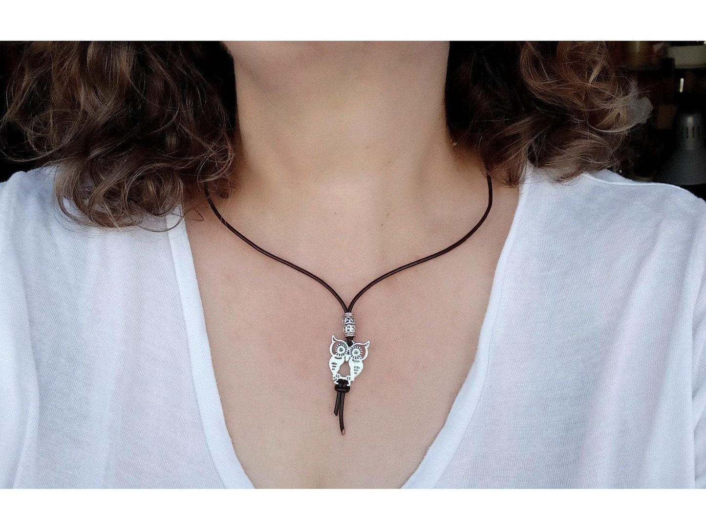 Collar corto de cuero con buho
