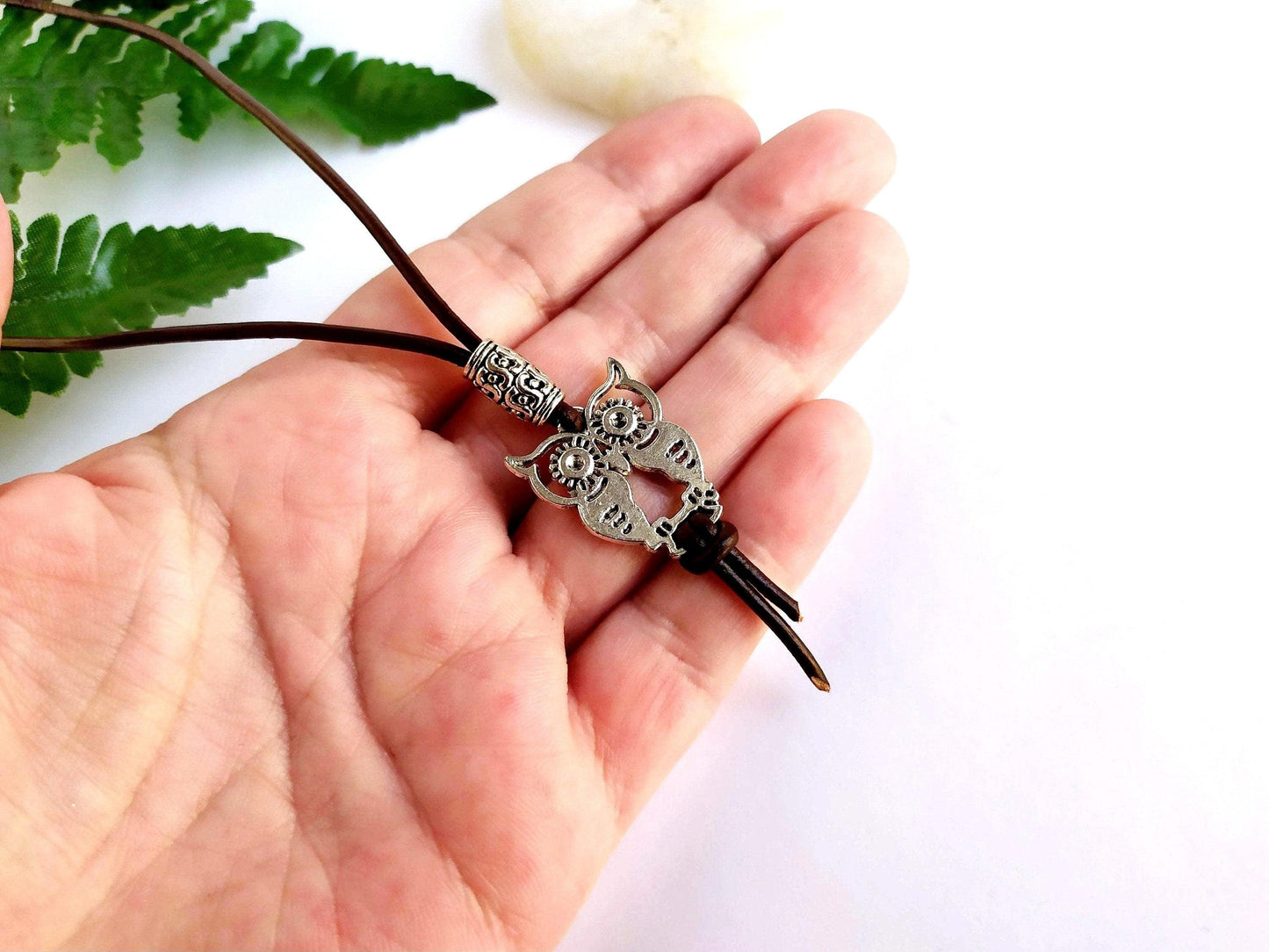 Collar de cuero con búho