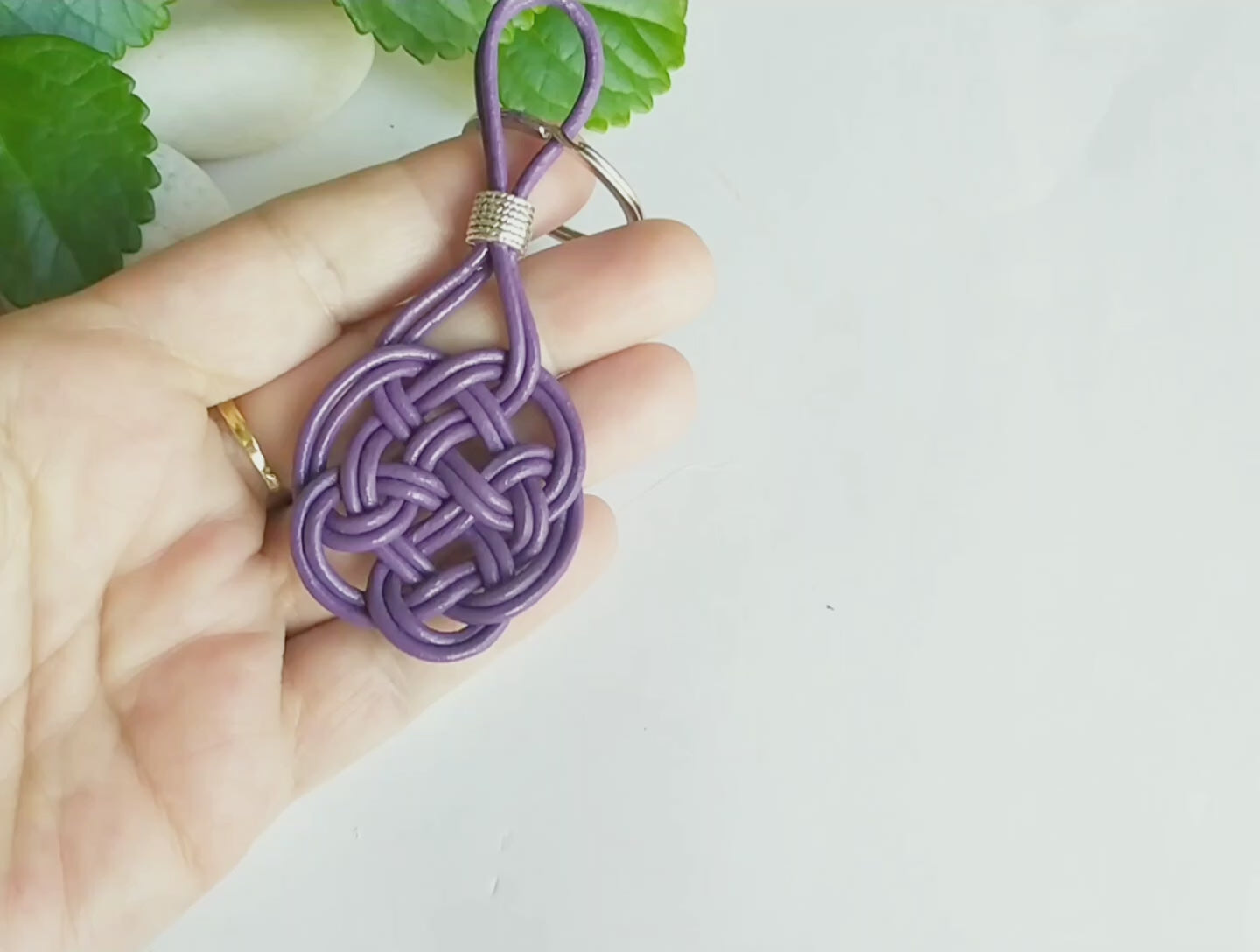 Llavero nudo celta del amor eterno en cuero. Raquel Jiménez Artesanía