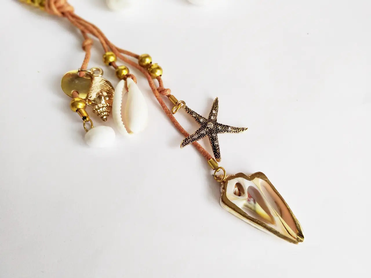 colgante ibicenco hippie con caracolas y nácar. Raquel Jimenez Artesanía