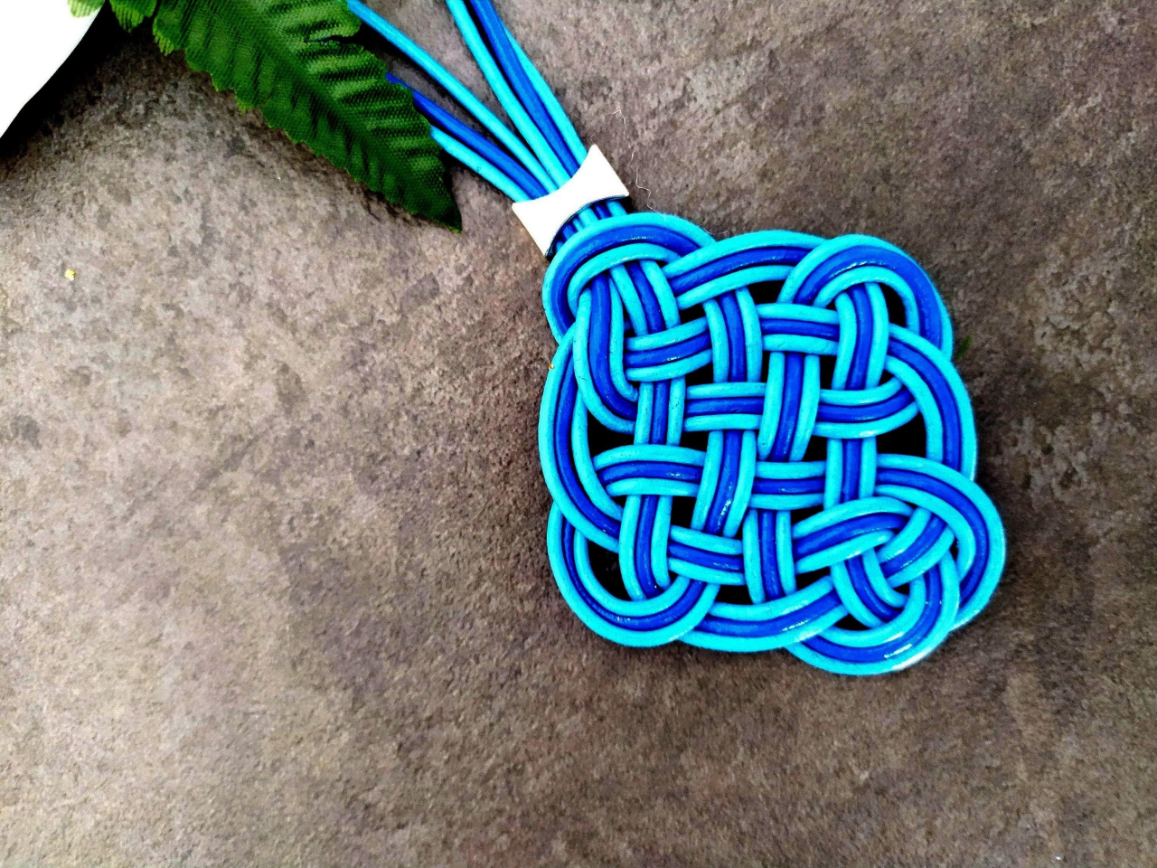Collar con colgante marinero azul