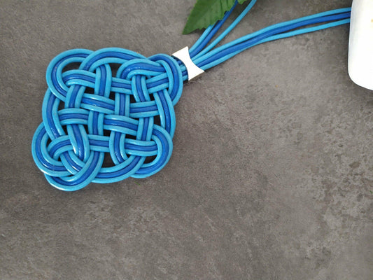 Collar con colgante marinero azul