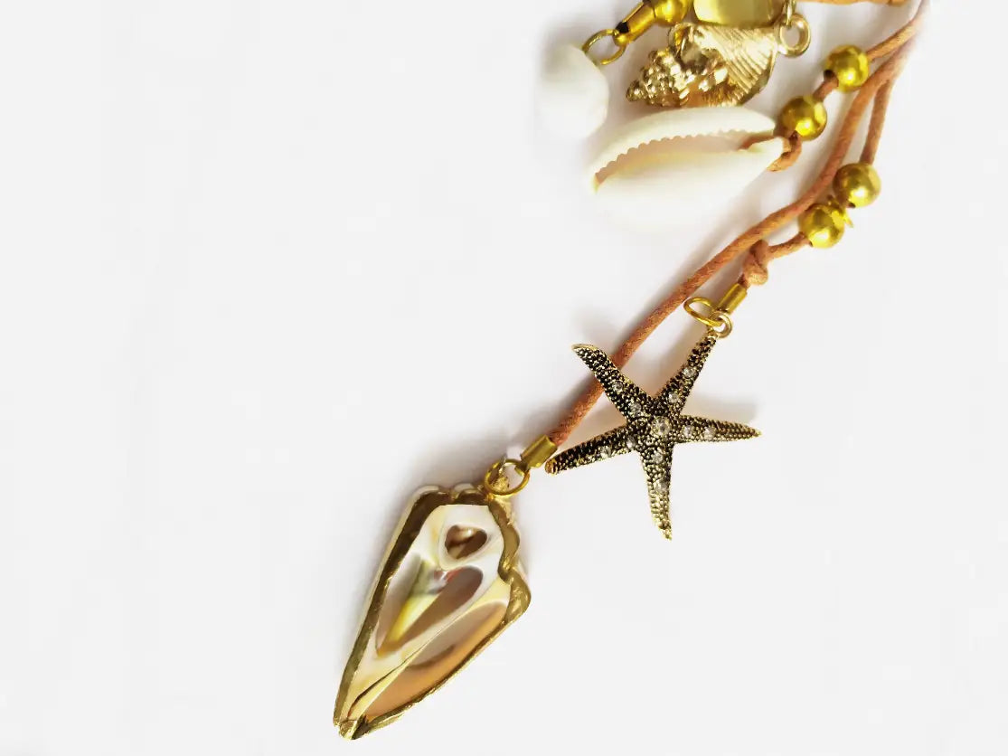 colgante ibicenco hippie con caracolas y nácar. Raquel Jimenez Artesanía