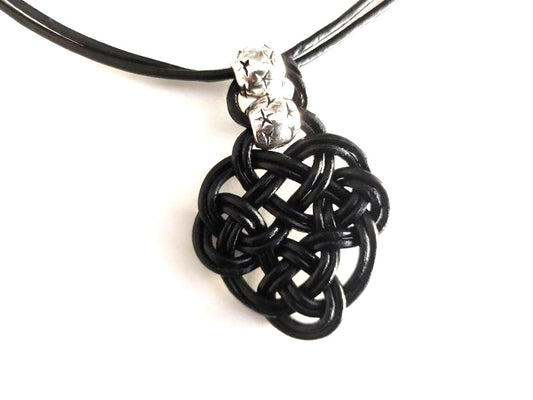 Collar de cuero mujer con colgante símbolo celta