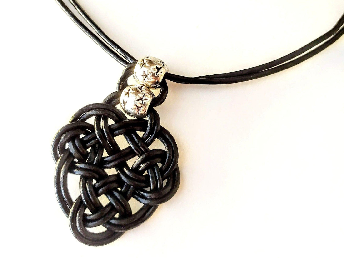 Collar de cuero con nudo celta negro