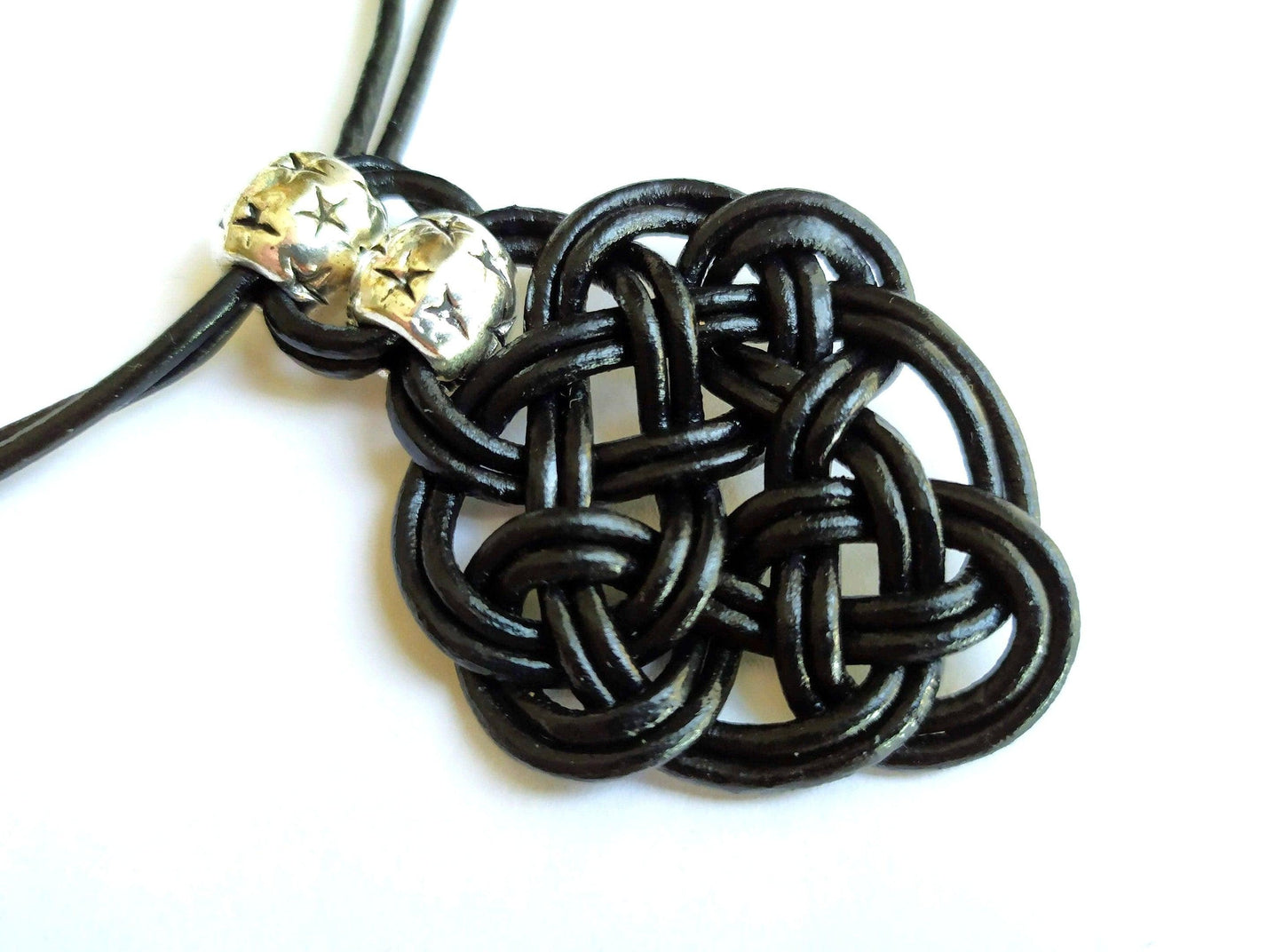 Collar de cuero mujer con colgante símbolo celta