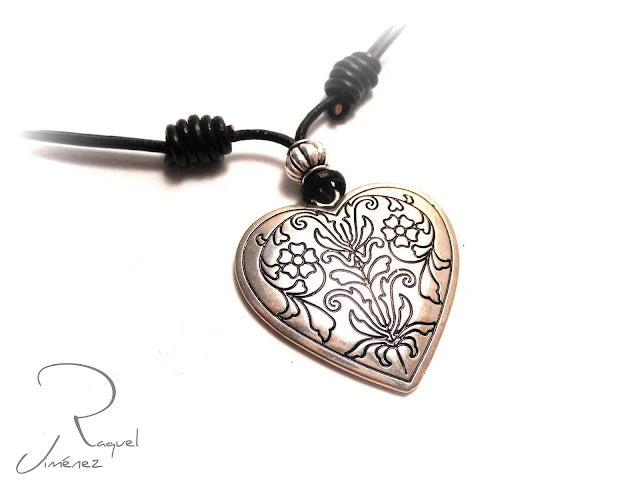 Collar de cuero con corazón estilo boho. Raquel Jimenez Artesania