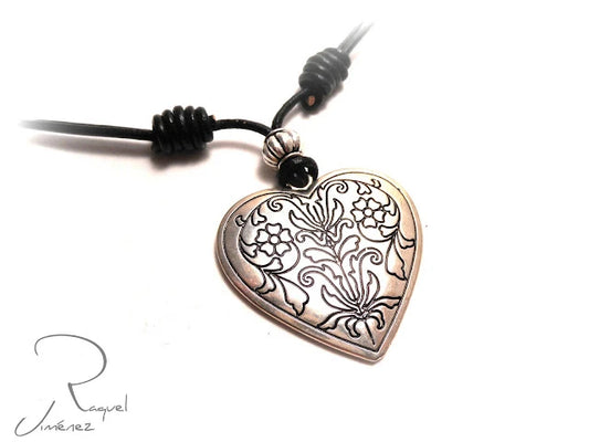 Collar de cuero con corazón estilo boho. Raquel Jimenez Artesania