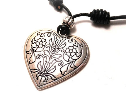 Collar de cuero con corazón estilo boho. Raquel Jimenez Artesania