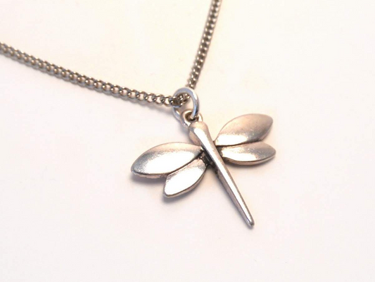 gargantilla minimalista con delicada libélula plateada. Raquel Jiménez Artesanía