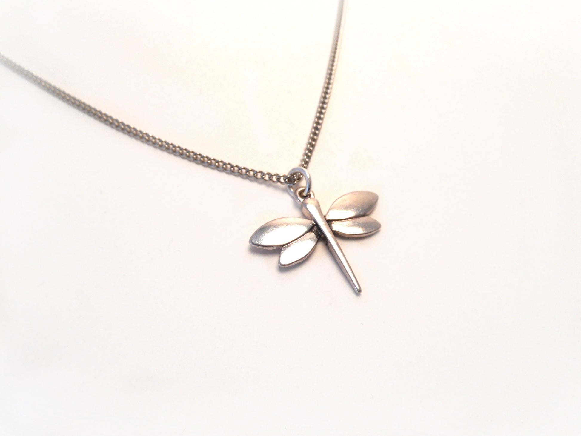 gargantilla minimalista con delicada libélula plateada. Raquel Jiménez Artesanía