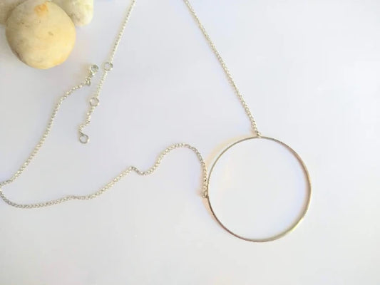 Garganilla minimalista con circulo de acero- Raquel Jimenez Artesanía