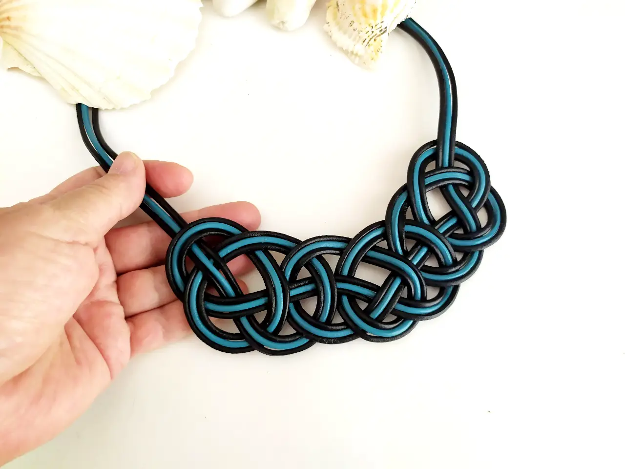 collar nudo marinero de cuero azul y negro . Raquel Jiménez Lastras