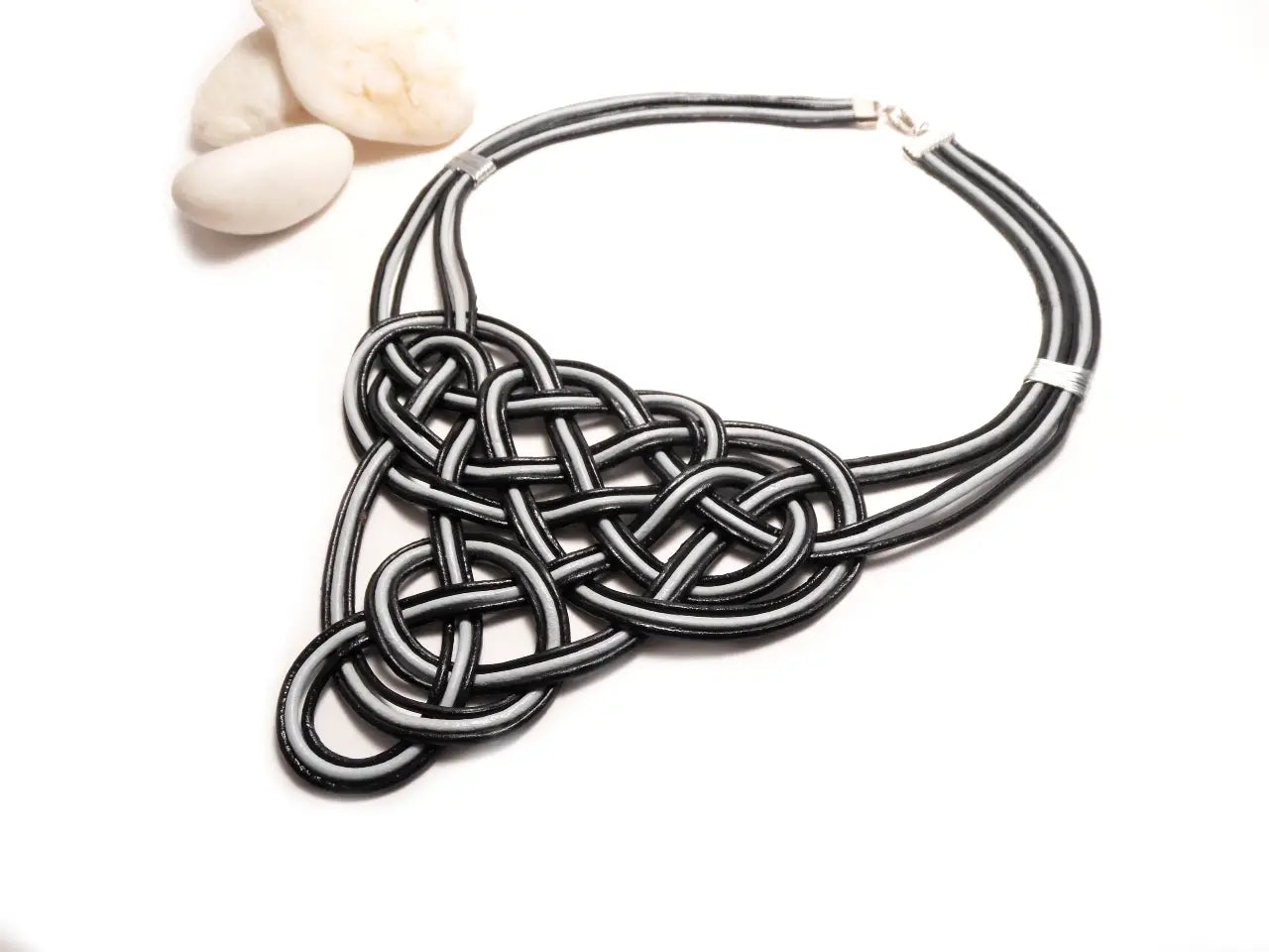 collar de cuero trenzado formando nudo celta. Raquel Jiménez Artesanía