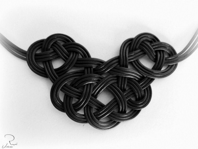 Collar de nudos celtas de cuero de colores