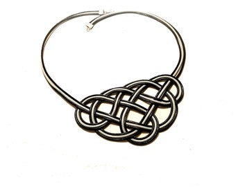 collar de cuero con nudo celta. Raquel Jiménez Artesanía