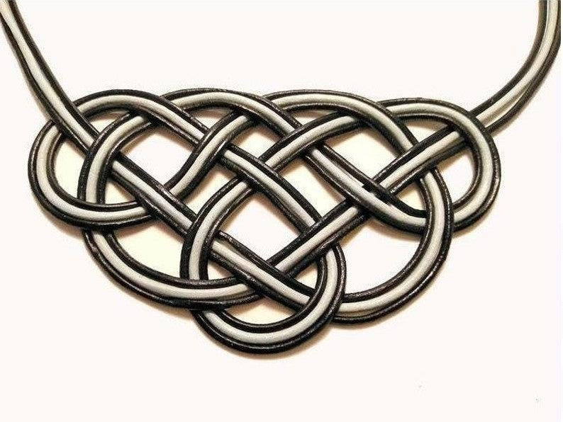 Collar de nudos  celtas en cuero plata y negro