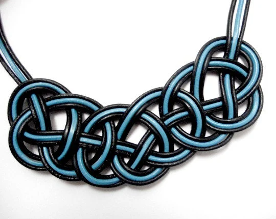 collar nudo marinero de cuero azul y negro . Raquel Jiménez Lastras