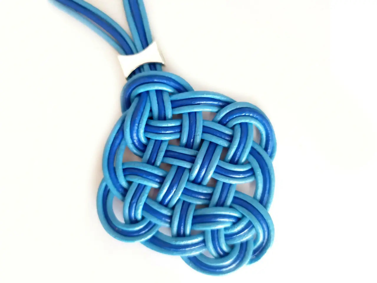 collar estil marinero de cuero azul