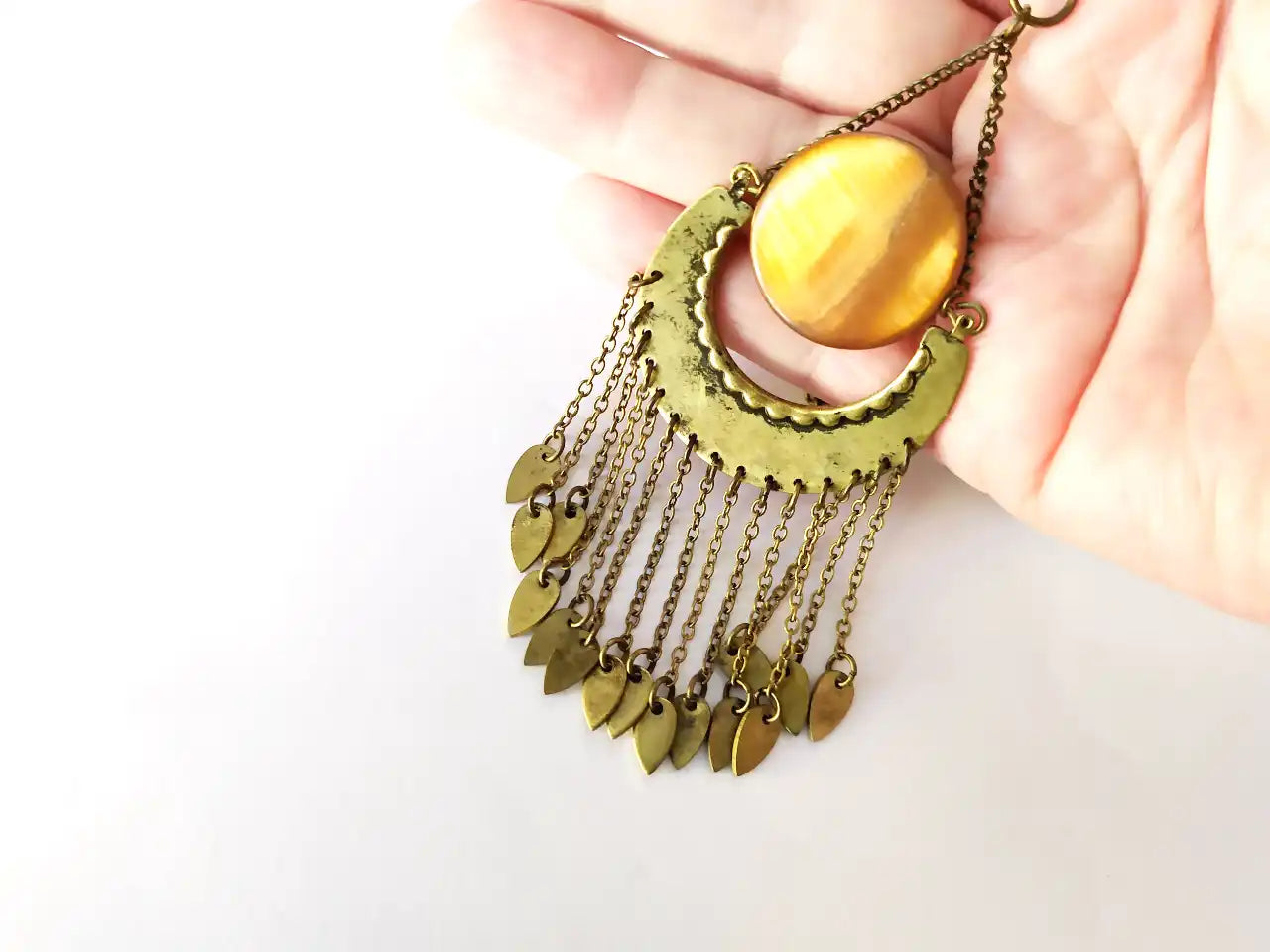 collar largo estilo hippie de color bronce con nácar. Raquel Jiménez Artesania