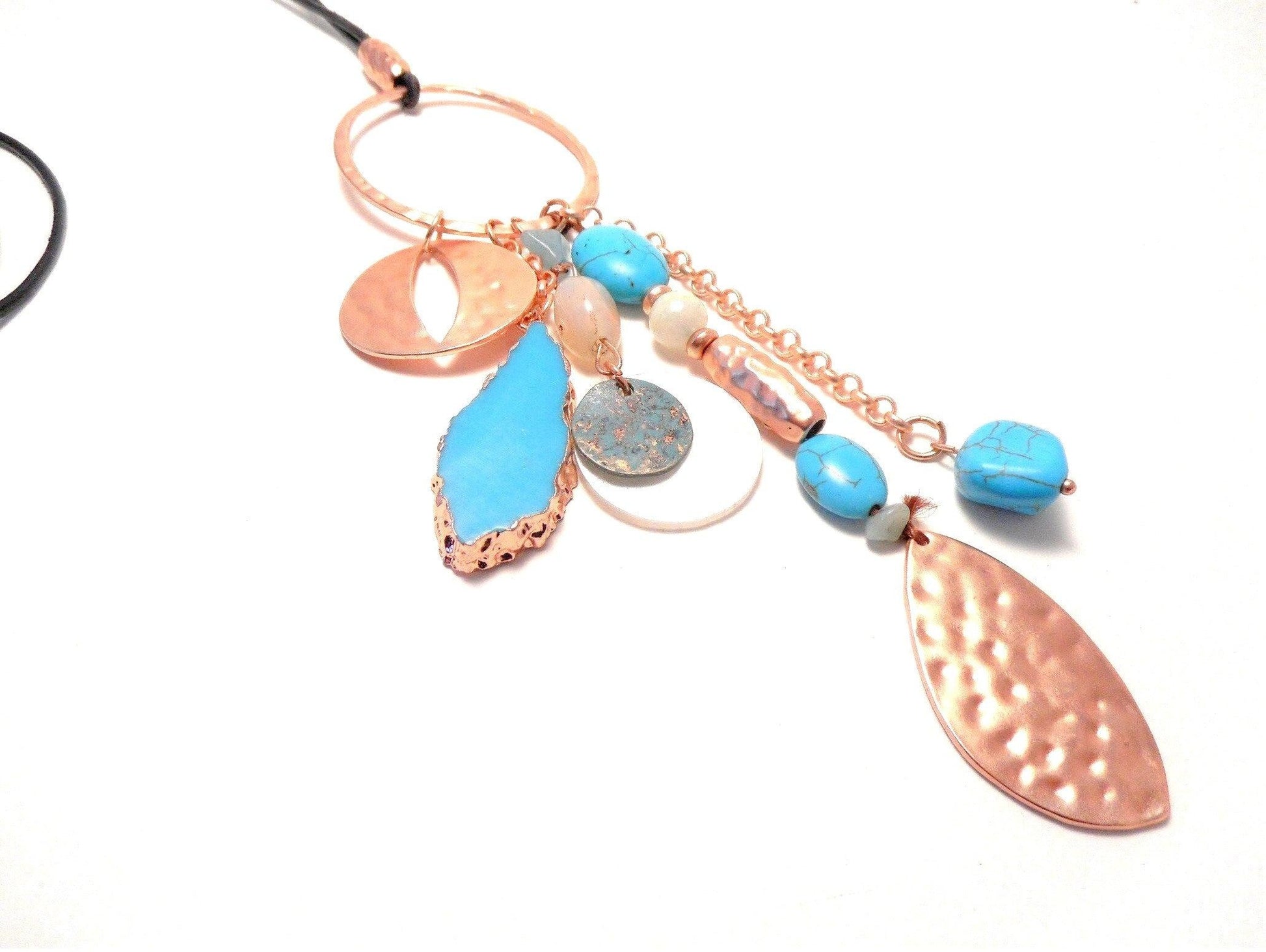 Collar bohemio de  cuero y Raquel Jiménez Artesanía