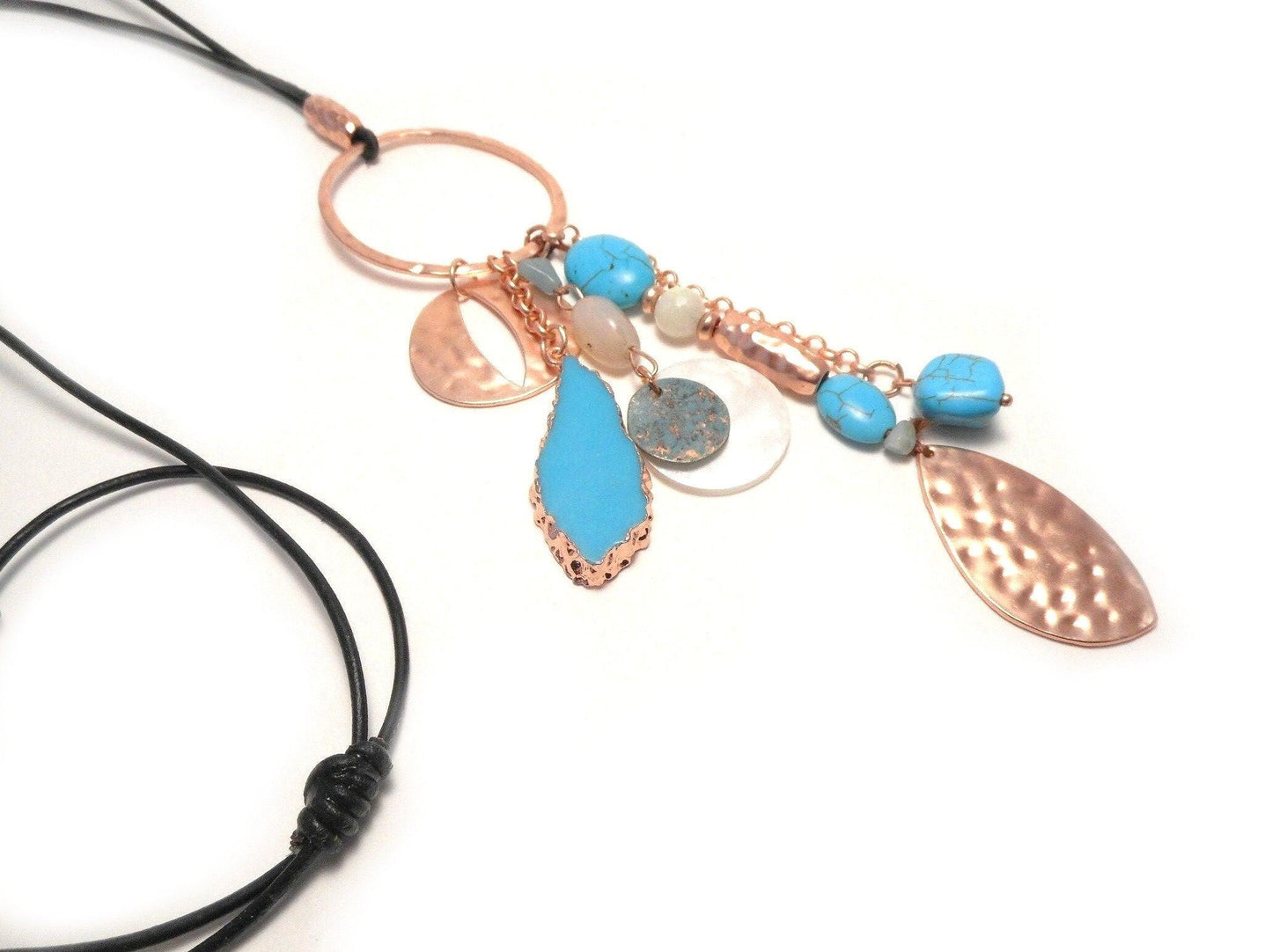 Collar bohemio de cuero con adornos turquesa y nácar natural. Raquel Jimenez Artesania