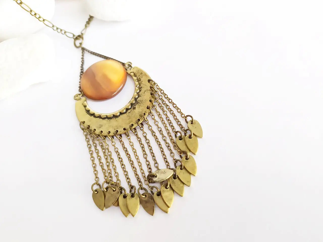 collar largo estilo hippie de color bronce con nácar. Raquel Jiménez Artesania